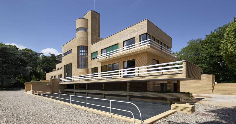 La Villa Savoye, chef-d'œuvre emblématique de Le Corbusier à Poissy, illustrant l'architecture moderne et ses principes novateurs.